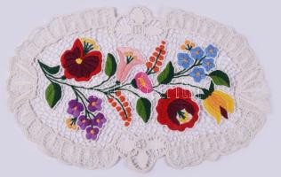 Kalocsai Richelieu hímzéses terítő, 36x23 cm