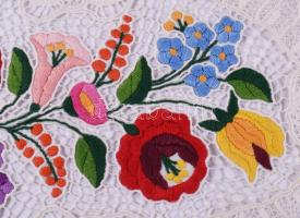 Kalocsai Richelieu hímzéses terítő, 36x23 cm