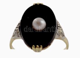 Arany (Au) és fehérarany gyűrű, köves berakással, befoglalt ónixban gyönggyel, m:56, jelzett, bruttó 3,5g