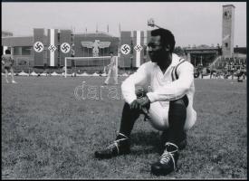 1980 Budapest, MTK stadion, Pelé (1940-2022) brazil labdarugó a "Menekülés a győzelembe" című film forgatási szünetében, 1 db modern nagyítás, jelzés nélkül, 15x21 cm