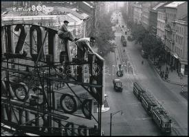 cca 1950 Budapest, Oktogon, a neon reklámok karbantartása, 1 db modern nagyítás, jelzés nélkül, 15x21 cm