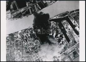 1944 április, Budapest, a csepeli Szabadkikötő területének bombázása, 1 db modern nagyítás, jelzés nélkül, 21x15 cm