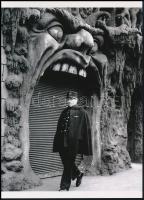 cca 1952 Doisneau, Robert (1912-1994) francia fotóriporter és fotóművész felvétele (Hammby), 1 db modern nagyítás, jelzés nélkül, 21x15 cm