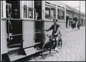 cca 1950 "Látnivaló, hogy az elektromos kerékpár is magyar találmány", 1 db modern nagyítás jelzés nélkül, 15x21 cm