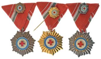 DN(~1980-1990) "Vöröskeresztes Tevékenységért Kitüntetés" (3xklf: bronz fokozat + ezüst fokozat + arany fokozat" részben zománcozott bronz / ezüstözött bronz / aranyozott bronz kitüntetések mellszalagon, miniatűrrel T:AU,XF