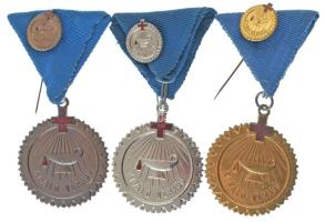 DN (~1970) "Kiváló Véradó" (3xklf: bronz fokozat + ezüst fokozat + arany fokozat" részben műgyantás bronz / ezüstözött bronz / aranyozott bronz kitüntetések mellszalagon, miniatűrrel T:XF,VF, műgyanta hiba