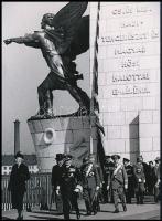 cca 1937 Horthy Miklós kormányzó a Horthy Miklós hídon, a "Haditengerészeti hősi emlékműnél", 1 db modern nagyítás, jelzés nélkül, 21x15 cm