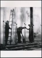 cca 1959 Járai Rudolf (1913-1993) budapesti fotóriporter felvétele (Üvegfal), 1 db modern nagyítás, jelzés nélkül, 21x15 cm