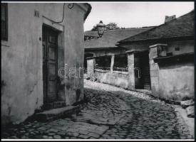 cca 1920 Budapest, Tabán, Holdvilág utca, Kertész Andor - később André Kertész (1894-1985) magyar - francia - amerikai fotóművész felvétele, 1 db modern nagyítás, jelzés nélkül, 15x21 cm