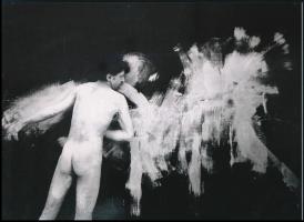 1975 Hajas-Vető szerzőpáros performanszából 1 db modern nagyítás, jelzés nélkül, 15x21 cm