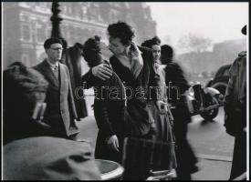 1951 Doisneau, Robert (1912-1994) francia fotóriporter és fotóművész felvétele (Csók), 1 db modern nagyítás, jelzés nélkül, 15x21 cm