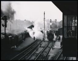 1955 Járai Rudolf (1913-1993) budapesti fotóriporter felvétele (Nyugati pályaudvar), 1 db modern nagyítás, jelzés nélkül, 15x21 cm