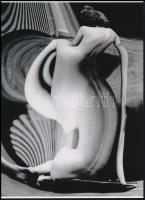 1933 Kertész Andor (később André Kertész) (1894-1985) magyar (később francia - amerikai) fotóművész felvétele (Torzítások sorozatból a 82.sz.), 1 db modern nagyítás, jelzés nélkül, 21x15 cm