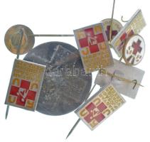 1971. "50 éves a Magyar Ifjúsági Vöröskereszt 1921-1971" cinkezett bronz emlékérem gyengébb tartásban (30mm) + DN "Magyar Ifjúsági Vöröskereszt - 50" műgyantás fém jelvény (5x) + 3xklf "Magyar Vöröskereszt" zománcozott bronz kitűző T:AU-VF, oxidáció az érmen