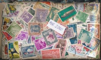 Min. 2.000 db vegyes külföldi bélyeg, hozzá néhány blokk is, ömlesztve zacskóban