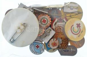 DN 10xklf (28db) Magyar Vöröskereszt tematikájú fém jelvény / kitűző, közte pár db műanyag kitűző T:...