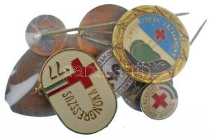 DN 8xklf Magyar Vöröskereszt tematikájú zománcozott bronz jelvény / kitűző, közte 1977. "V. Kon...