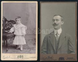 cca 1900 Műtermi portrék, 2 db keményhátú fotó Kossak temesvári műterméből, 10,5×6,5 cm