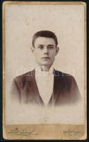 cca 1900 Fiatalember portréja, keményhátú fotó Kató József kolozsvári műterméből, kopásnyomokkal, 10,5×6,5 cm