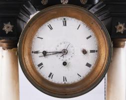 XIX. sz. Biedermeier asztali óra, negyedütős, ingás szerkezettel, alabástrom oszlopokkal, kulccsal, ...