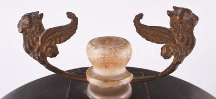 XIX. sz. Biedermeier asztali óra, negyedütős, ingás szerkezettel, alabástrom oszlopokkal, kulccsal, ...