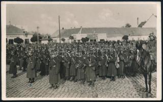 1938 Katonák csoportképe "A Felvidék felszabadulásának emlékére", fotólap, feliratozva, rajta megjelölve Oszter Vilmos, hátoldalon kézzel írt sorokkal, 9×13 cm