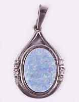 Függő. Fehérarany, 6 db brillel (0,15 ct) mesterséges opállal, jelzett. 4,85g. 30 mm