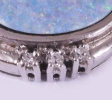 Függő. Fehérarany, 6 db brillel (0,15 ct) mesterséges opállal, jelzett. 4,85g. 30 mm