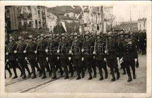 Nagyvárad, Oradea; bevonulás, katonák. Pécsy foto / entry of the Hungarian troops, soldiers. photo (EB)