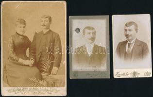 cca 1890-1910 Peitler Imre törvényszéki bíró 3 db fotója: egy őt ábrázoló portré, vizitkártya Hamedli Gyula pécsi műterméből; feleségével készült közös képe, kabinetfotó Zelesny Károly pécsi műterméből; illetve egy Déli Vaspályatársaság vasúti igazolványként használt fotója, vizitkártya Boronkay B. Béla pécsi műterméből. Változó állapotban, 11x6,5 cm és 16,5x11 cm között.