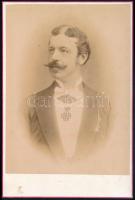 1881 Elegáns férfi portréja, nyakában kitüntetéssel, illetve hajtókáján láncon viselt miniatűr kitüntetésekkel. Kabinetfotó Heinrich Harmsen bécsi műterméből, 16,5x11 cm