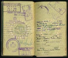 1940 Magyar Királyság által kiállított fényképes útlevél Chrenkó Júlia részére, olasz és jugoszláv v...