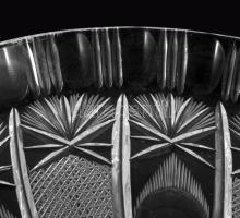 Ólomkristály csepp alakú kínáló. Gazdagon díszített, minimális kopással, 31x29 cm