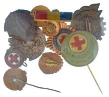 Vegyes, 10xklf külföldi "Vöröskereszt" tematikájú jelvény / kitűző tétel, közte szovjet, román, német, stb. jelvények. Mind különböző! T:XF,VF Mixed lot of 10xdiff foreign "Red Cross" themed badges / pins, including Soviet, German, Romanian, etc. badges. All different! C:XF,VF