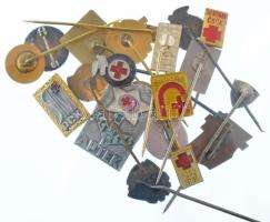 Vegyes, 20xklf külföldi "Vöröskereszt" tematikájú jelvény / kitűző tétel, közte szovjet, török, holland, stb. jelvények. Mind különböző! T:XF,VF Mixed lot of 20xdiff foreign "Red Cross" themed badges / pins, including Soviet, Turkish, Netherlander, etc. badges. All different! C:XF,VF