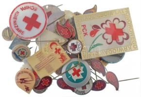 Vegyes, 53db-os külföldi Vöröskereszt / véradás tematikájú jelvény / kitűző tétel, ebből 15db fém Vöröskeresztes + 15db műanyag Vöröskeresztes + véradó jelvény (23x) T:AU-VF Mixed lot of 53pcs foreign "Red Cross" / blood donating themed badges / pins, in it 15pcs metal Red Cross badges + 15pcs plastic Red Cross badges + blood donating pin (23x) C:AU-VF