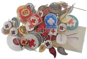 Vegyes, 53db-os külföldi Vöröskereszt / véradás tematikájú jelvény / kitűző tétel, ebből 15db fém Vö...