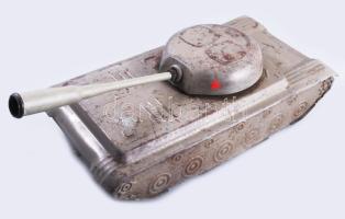 Szovjet lemez játéktank. Zaporizhstal Vasgyár, cca 1950/60, jelzett, kopással, pótolt ágyúcsővel, 52x23 cm /// Soviet tin toy tank. Zaporizhstal Ironworks, circa 1950/60, marked, with wear, replaced gun barrel, 52x23 cm