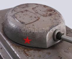 Szovjet lemez játéktank. Zaporizhstal Vasgyár, cca 1950/60, jelzett, kopással, pótolt ágyúcsővel, 52...