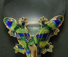 Kínai díszes nagyító. Műgyantás fémlemez, többszinű gekkó tartja a lencséjét, újszerű állapotban, do...