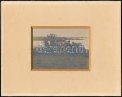 cca 1930 Társaság a Duna partján, Eilingsfeld János (1877-1967) hajóskapitány szárazbélyegzővel jelzett felvétele, paszpartuban, látható méret: 8,5x11 cm