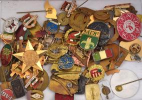 Vegyes, 63db-os magyar jelvény / kitűző tétel, közte Magyar Néphadsereg "Rakétás Tüzér" zománcozott, részben aranyozott bronz jelvény + "Utász" zománcozott, részben aranyozott bronz jelvény + "Légvédelmi Rakétás" zománcozott, részben aranyozott bronz jelvény + közte "D (Dózsa) Újpest" zománcozott, részben aranyozott bronz jelvény + "MALÉV" zománcozott, részben aranyozott bronz jelvény + "IFA" fém jelvény, stb. T:vegyes