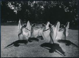 cca 1930-1940 Szendrő István (1908-2000): Balerinák tánca, hátoldalon pecséttel jelzett fotó, 17×23 cm