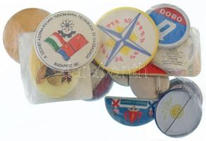 Vegyes, 17db-os magyar és külföldi műanyag- vagy műanyaggal védett modernebb kitűző tétel T:AU-VF