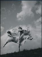 cca 1930-1940 Szendrő István (1908-2000): Balerinák ugrása, hátoldalon pecséttel jelzett fotó, 23×17 cm