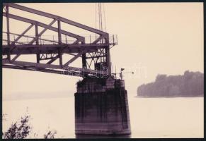 Az esztergomi Mária Valéria-híd részlete (1895-ben adták át, 1944-ben a visszavonuló német csapatok felrobbantották, újjáépítése csak 57 évvel később, 2001-ben fejeződött be), modern fotó, 10x15 cm