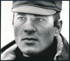 Dobai Péter (1944- ) Kossuth- és József Attila-díjas költő, író, forgatókönyvíró, dramaturg portréja, Móser Zoltán (1946- ) Balogh Rudolf-díjas fotóművész jelzett felvétele, 13x15 cm