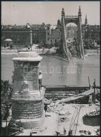 1945 Szendrő István (1908-2000): Budapest, a felrobbantott Erzsébet híd, hátoldalon pecséttel jelzett fotó, 23×17 cm