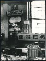 cca 1970-1980 ,,Tyereskova" önátvevő szocialista brigád műhelye, Bánhalmi János (1944- ), a Népszabadság fotóriporterének felvétele, a hátoldalon feliratozott, pecséttel jelzett fotó, 24x18 cm