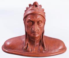 Dante Alighieri terrakotta mellszobra. cca 1905 UT jelzéssel. A munka feltehetően az L. Galli &amp; Raffaello Vignali olasz testvérek budapesti szoboröntödéjében készültek, ahol a Millenniumi emlékmű szobrai is. 18x21 cm. A szobor Üchtritz Amade grófnő sz. Bánhidy Stefánia váróbő, regényíró hagyatékából származik, annak Dísztéri lakásából, ahol túlélte a számos belövést a II. világháborúban. /// Terracotta bust of Dante Alighieri, c. 1905, marked UT. The work was likely produced at the Budapest foundry of Italian brothers L. Galli &amp; Raffaello Vignali, where the statues for the Millennium Monument were also made. 18 × 21 cm. The sculpture comes from the estate of Countess Amade Üchtritz, née Stefánia Bánhidy, a novelist, from her formal apartment, where it survived multiple shell impacts during World War II.
